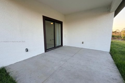 House in Lehigh Acres, Florida 3 bedrooms № 1972568 - photo 19