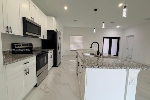 House in Lehigh Acres, Florida 3 bedrooms № 1972568 - photo 4