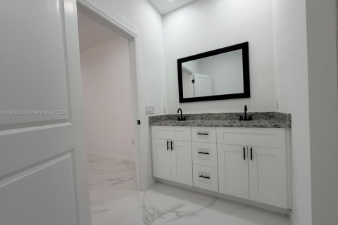 House in Lehigh Acres, Florida 3 bedrooms № 1972568 - photo 12