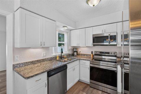 House in Seminole, Florida 3 bedrooms, 100.71 sq.m. № 2393929 - photo 14