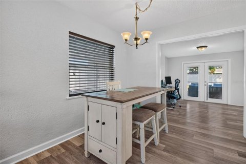 House in Seminole, Florida 3 bedrooms, 100.71 sq.m. № 2393929 - photo 9