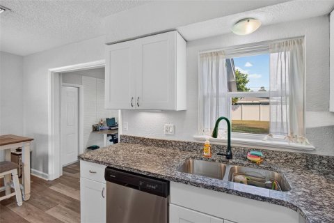 House in Seminole, Florida 3 bedrooms, 100.71 sq.m. № 2393929 - photo 15