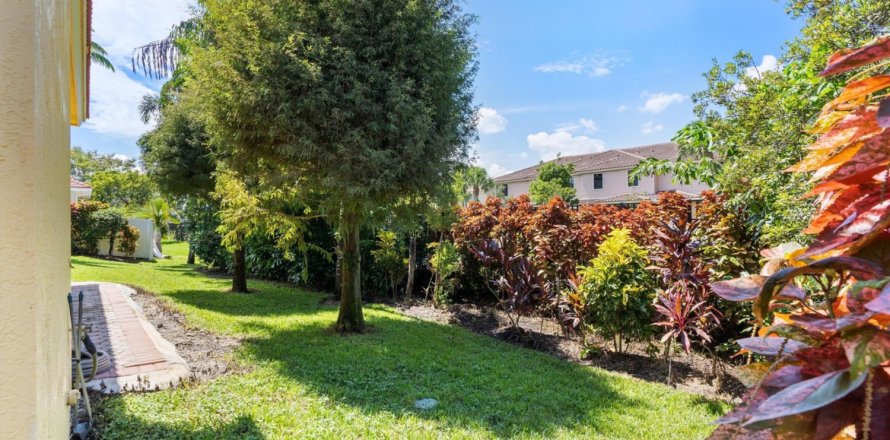 House in Plantation, Florida 5 bedrooms, 255.48 sq.m. № 730808