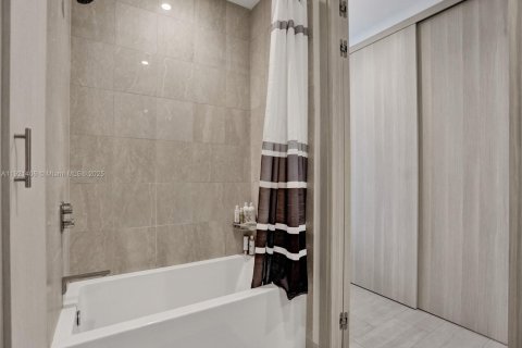 Снять в аренду кондоминиум в Майами, Флорида 3 спальни, 192.87м2, № 2079566 - фото 25