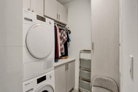 Снять в аренду кондоминиум в Майами, Флорида 3 спальни, 192.87м2, № 2079566 - фото 18