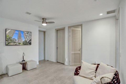 Снять в аренду кондоминиум в Майами, Флорида 3 спальни, 192.87м2, № 2079566 - фото 17
