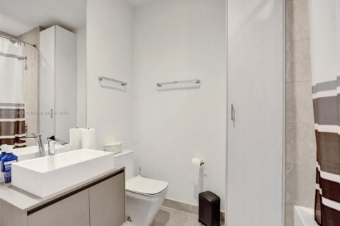 Снять в аренду кондоминиум в Майами, Флорида 3 спальни, 192.87м2, № 2079566 - фото 24