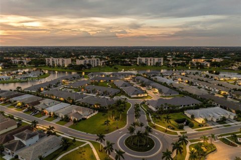Снять в аренду виллу или дом в Делрей-Бич, Флорида 3 спальни, 123.37м2, № 2190337 - фото 2