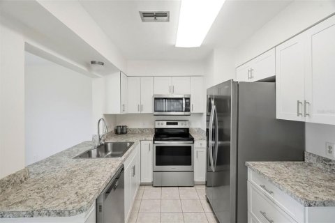 Touwnhouse à vendre à Tampa, Floride: 2 chambres, 104.05 m2 № 2380895 - photo 9