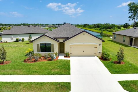 House in St. Lucie, Florida 4 bedrooms, 168.34 sq.m. № 1768894 - photo 1