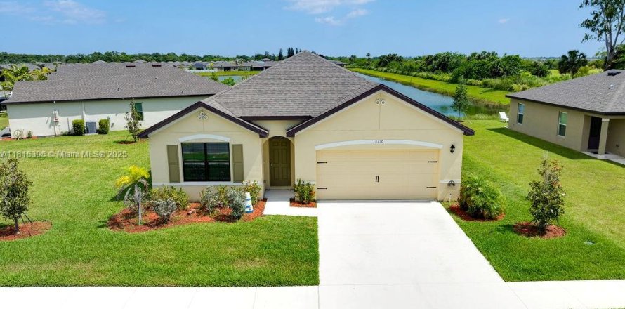 House in St. Lucie, Florida 4 bedrooms, 168.34 sq.m. № 1768894