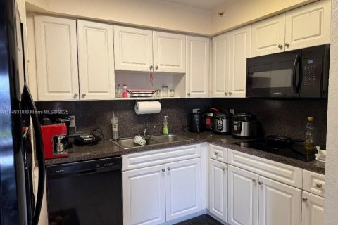 Condo in Hialeah, Florida, 2 bedrooms № 1936481 - photo 1