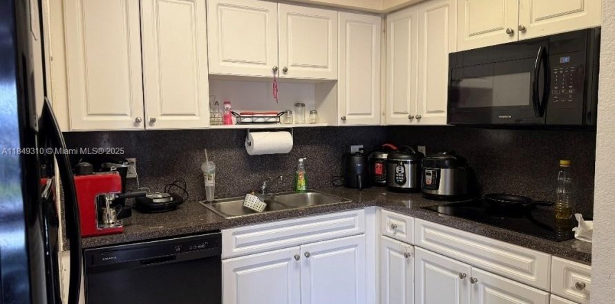 Condo in Hialeah, Florida, 2 bedrooms № 1936481