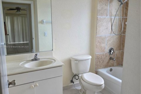 Condo in Hialeah, Florida, 2 bedrooms № 1936481 - photo 10