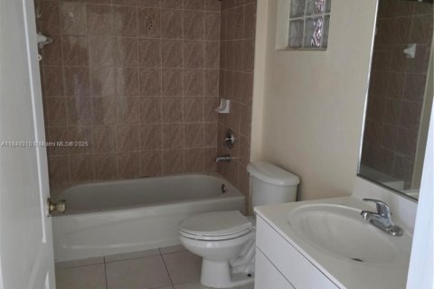 Condo in Hialeah, Florida, 2 bedrooms № 1936481 - photo 12