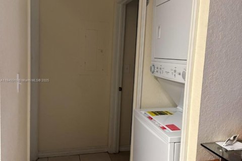 Condo in Hialeah, Florida, 2 bedrooms № 1936481 - photo 2