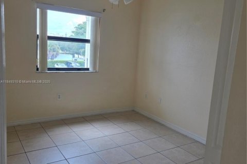 Condo in Hialeah, Florida, 2 bedrooms № 1936481 - photo 11