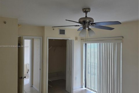Condo in Hialeah, Florida, 2 bedrooms № 1936481 - photo 8