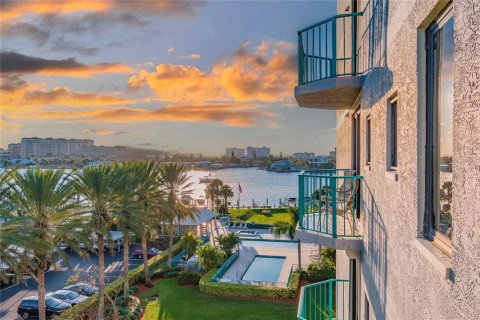 Condo in Clearwater, Florida, 2 bedrooms  № 1907463 - photo 1