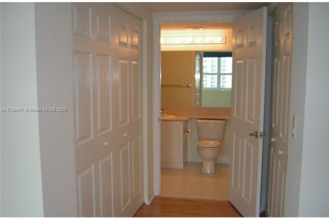 Condo in Miami, Florida, 2 bedrooms  № 1645162 - photo 7