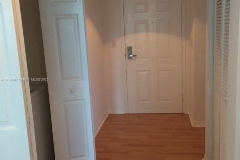 Condo in Miami, Florida, 2 bedrooms  № 1645162 - photo 5