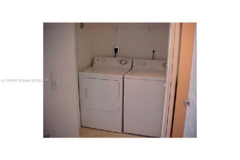 Condo in Miami, Florida, 2 bedrooms  № 1645162 - photo 11