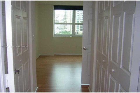 Condo in Miami, Florida, 2 bedrooms  № 1645162 - photo 9