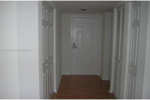 Condo in Miami, Florida, 2 bedrooms  № 1645162 - photo 6