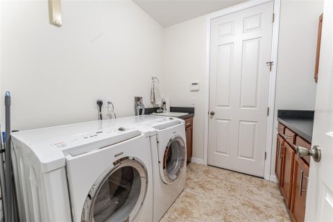 House in Orange City, Florida 6 bedrooms, 398.18 sq.m. № 2111717 - photo 24