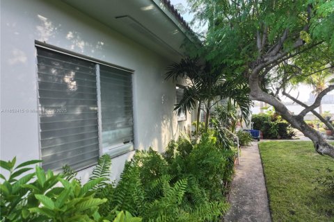 Condo in Miami Beach, Florida, 2 bedrooms № 1960121 - photo 11