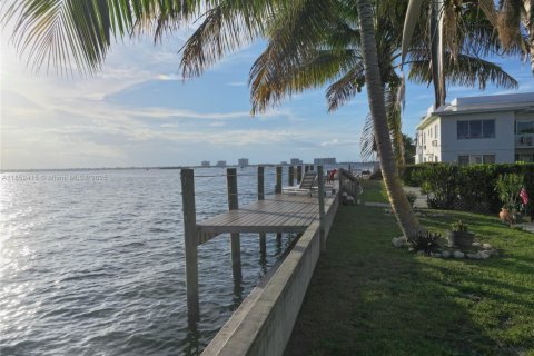 Condo in Miami Beach, Florida, 2 bedrooms № 1960121 - photo 17