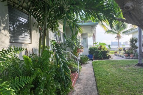 Condo in Miami Beach, Florida, 2 bedrooms № 1960121 - photo 10
