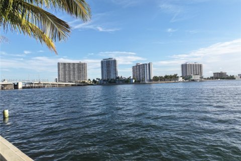 Condo in Miami Beach, Florida, 2 bedrooms № 1960121 - photo 16