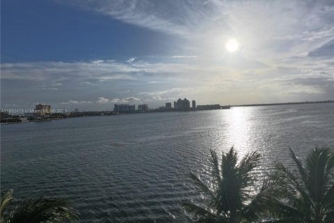 Condo in Miami Beach, Florida, 2 bedrooms № 1960121 - photo 15