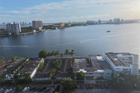 Condo in Miami Beach, Florida, 2 bedrooms № 1960121 - photo 20