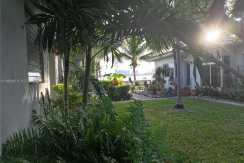 Condo in Miami Beach, Florida, 2 bedrooms № 1960121 - photo 27