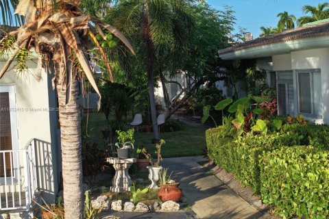 Condo in Miami Beach, Florida, 2 bedrooms № 1960121 - photo 9