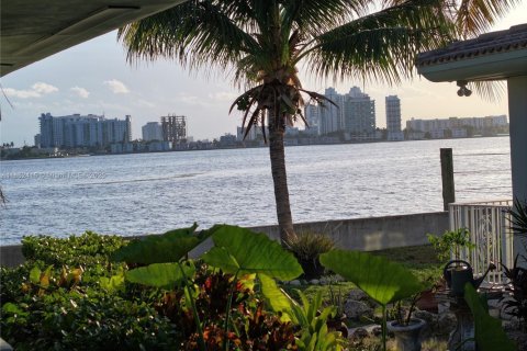 Condo in Miami Beach, Florida, 2 bedrooms № 1960121 - photo 23