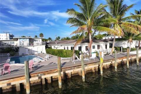 Condo in Miami Beach, Florida, 2 bedrooms № 1960121 - photo 18