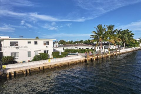 Condo in Miami Beach, Florida, 2 bedrooms № 1960121 - photo 5