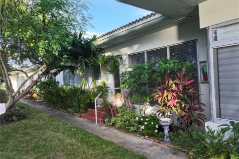 Condo in Miami Beach, Florida, 2 bedrooms № 1960121 - photo 2