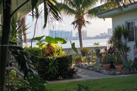 Condo in Miami Beach, Florida, 2 bedrooms № 1960121 - photo 24