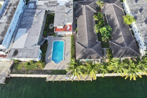 Condo in Miami Beach, Florida, 2 bedrooms № 1960121 - photo 26