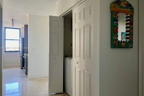 Снять в аренду кондоминиум в Уэст-Палм-Бич, Флорида 2 спальни, 99.87м2, № 2060899 - фото 15