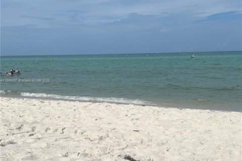 Condominio en alquiler en Miami Beach, Florida, 2 dormitorios, 95.69 m2 № 2012307 - foto 26