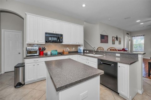 House in New Port Richey, Florida 5 bedrooms, 341.14 sq.m. № 1523343 - photo 5