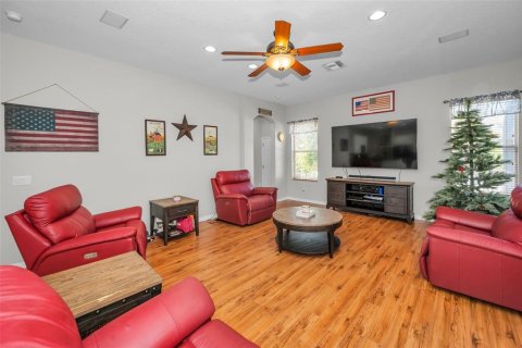 House in New Port Richey, Florida 5 bedrooms, 341.14 sq.m. № 1523343 - photo 10