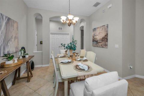House in New Port Richey, Florida 5 bedrooms, 341.14 sq.m. № 1523343 - photo 7