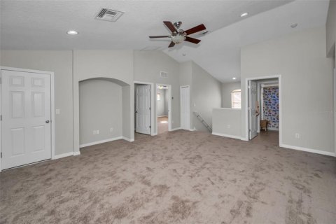 House in New Port Richey, Florida 5 bedrooms, 341.14 sq.m. № 1523343 - photo 14