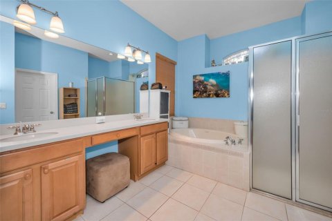 House in New Port Richey, Florida 5 bedrooms, 341.14 sq.m. № 1523343 - photo 13
